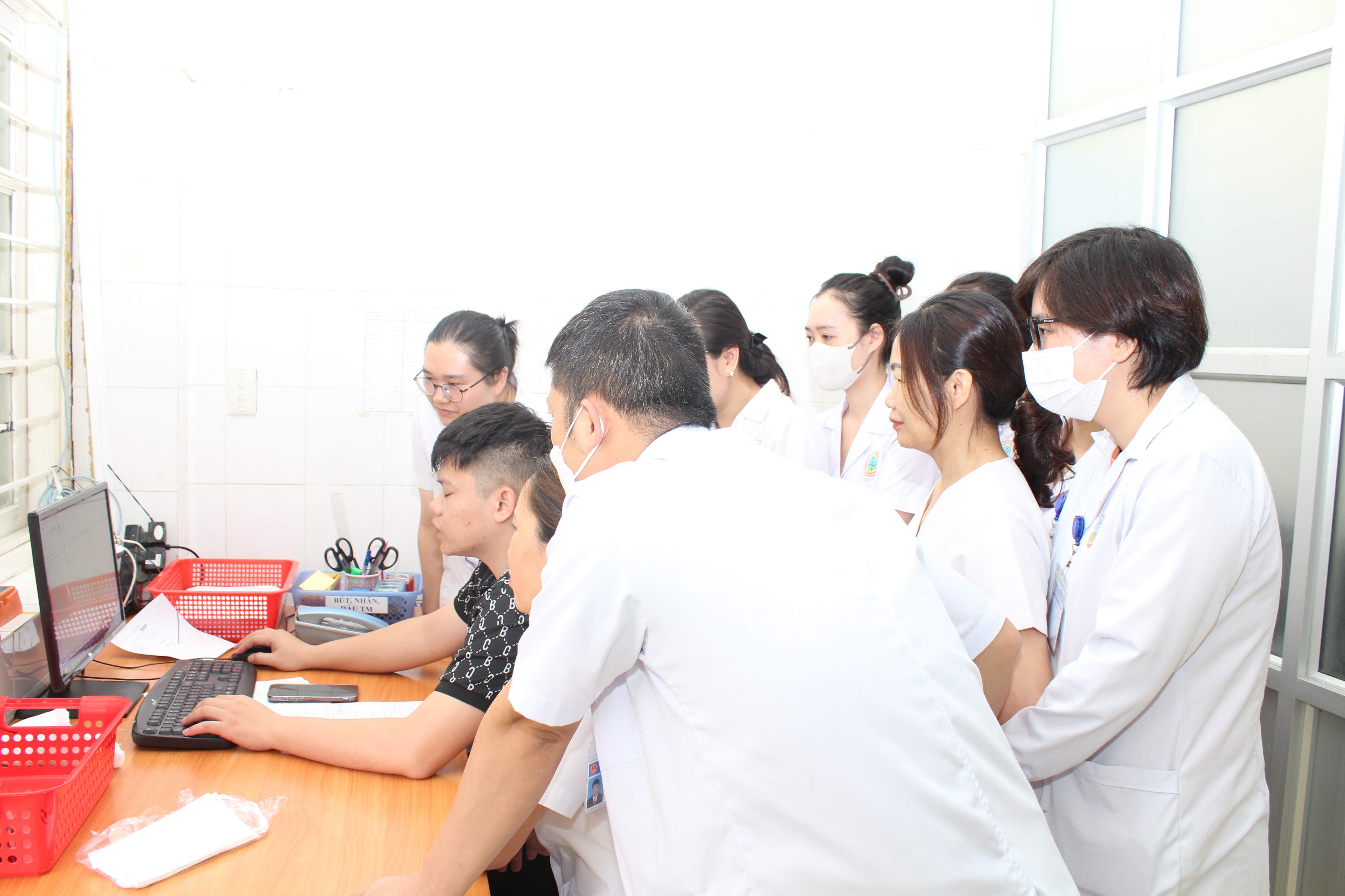 H-ng-d-n-khoa-x-t-nghi-m-c-ch-nh-p-b-nh-n-i-n-t-.JPG